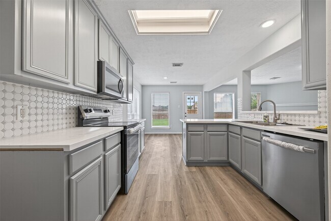 Building Photo - 6915 Great Oaks Shadow Dr