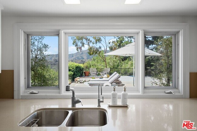 Building Photo - 2529 Pesquera Dr
