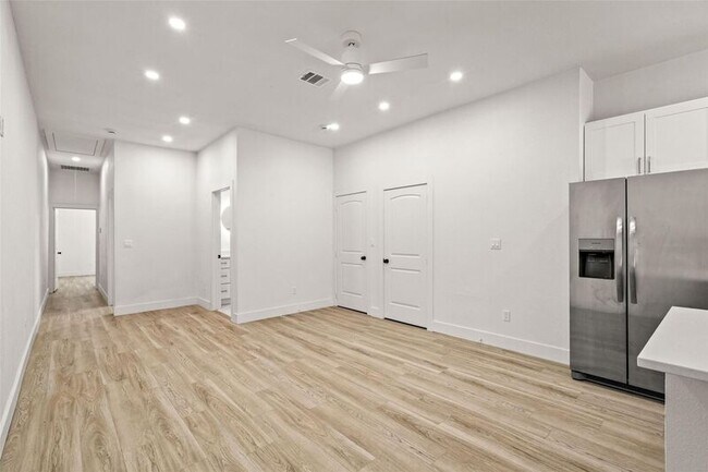 Building Photo - 808 W 10th St