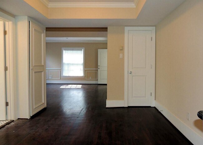 Building Photo - 2423 Woodhead St