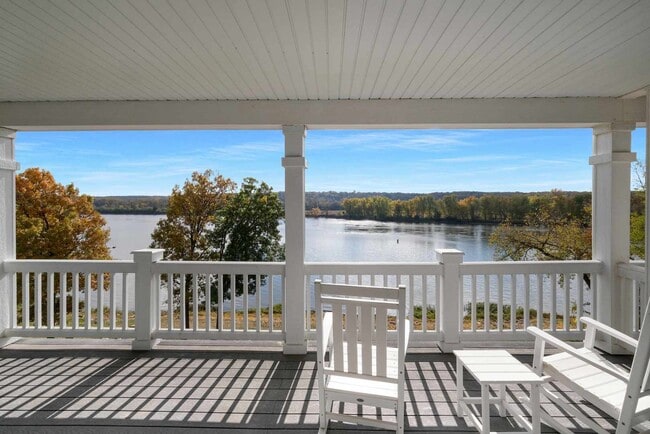 Building Photo - 5 River Row