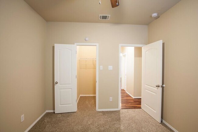 Building Photo - 709 Alder Dr