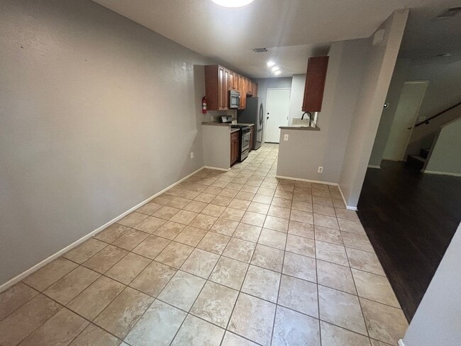 Building Photo - 3 Bedroom Townhome for Rent in Sylmar.