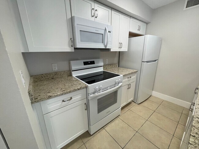 Building Photo - 5323 Summerlin Rd