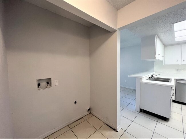 Building Photo - 3153 Bloomingdale Villas Ct