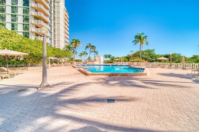 Building Photo - 1121 Crandon Blvd