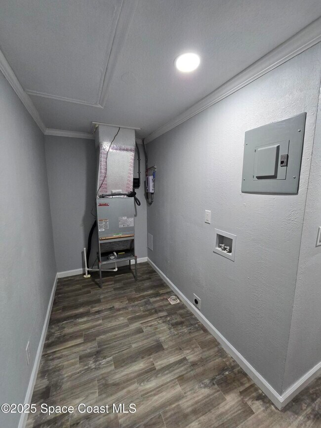 Building Photo - 1700 Bottlebrush Dr