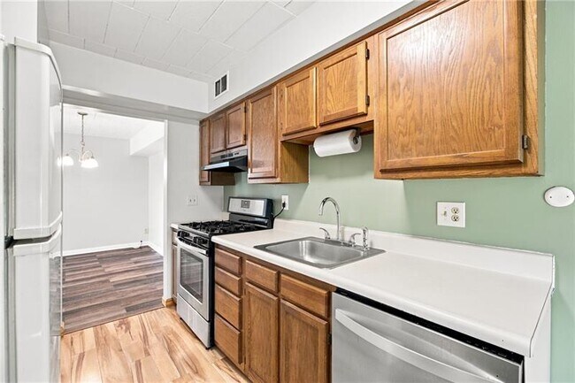 Building Photo - 533 Forest Green Dr