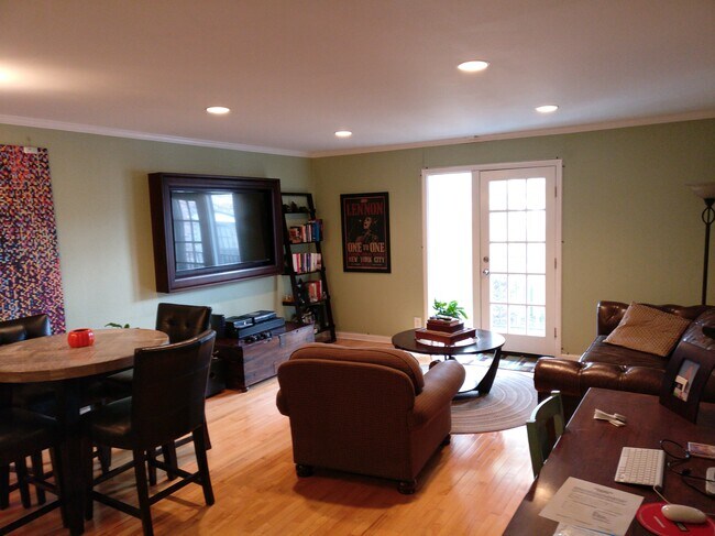 Building Photo - 6501 E Hill Dr