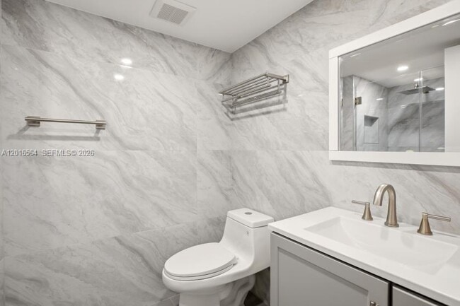 Building Photo - 9425 Fontainebleau Blvd