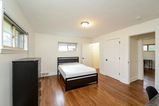 Building Photo - Available Fall Semester or Short Term rental!