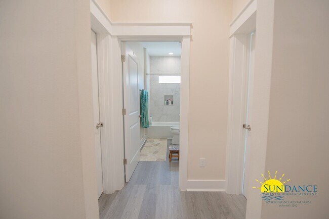 Building Photo - Stunning 3 Bedroom Home in Navarre near Highway 98!