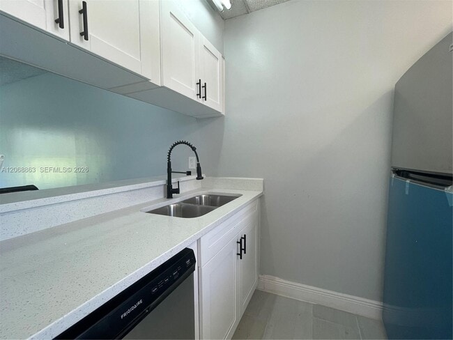 Building Photo - 10169 Twin Lakes Dr