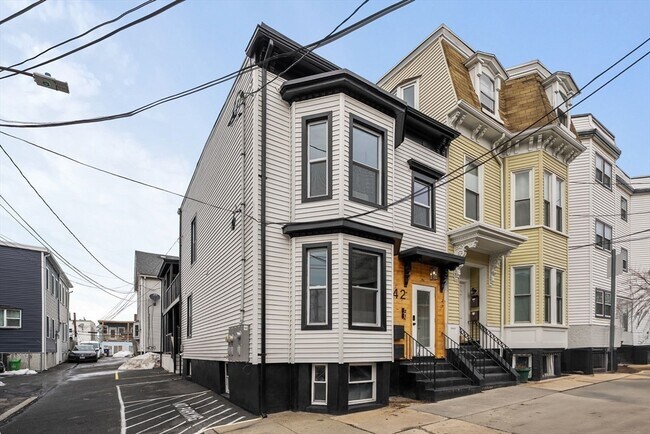 Building Photo - 42 White St