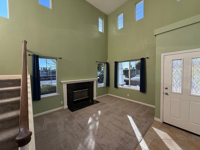 Building Photo - Large two story in Rose Hollow neighborhoo...