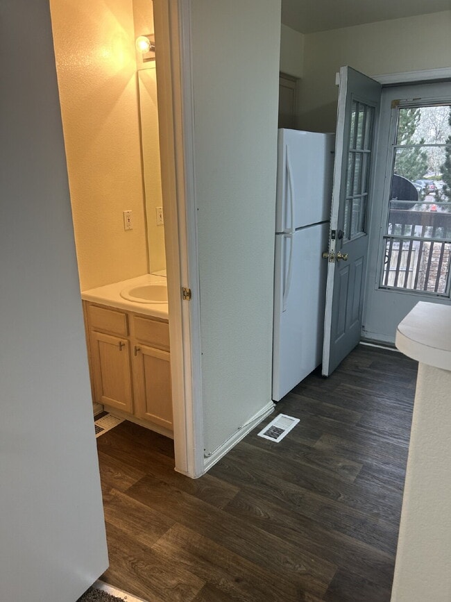 Building Photo - Beautiful 2BR/1.5B Town Home! AVAIL 09/15