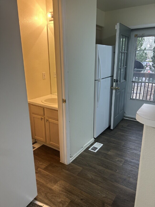 Building Photo - Beautiful 2BR/1.5B Town Home!   Available ...