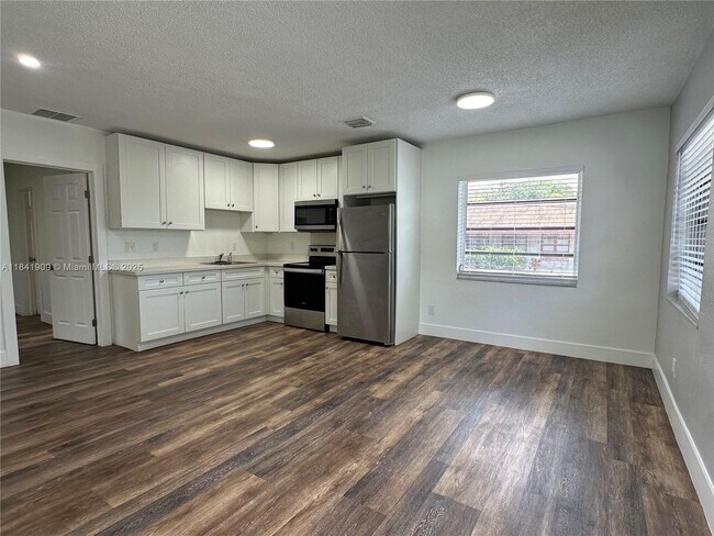 Building Photo - 3315 SW 15th Ave