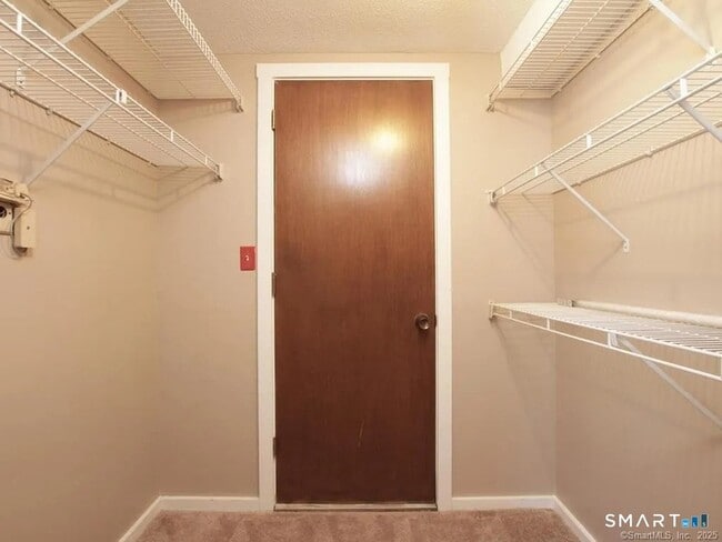 Building Photo - 46 Little Oak Ln