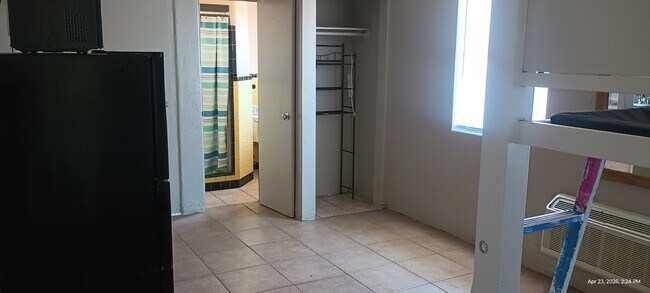 Building Photo - Furnished Beachside Studio