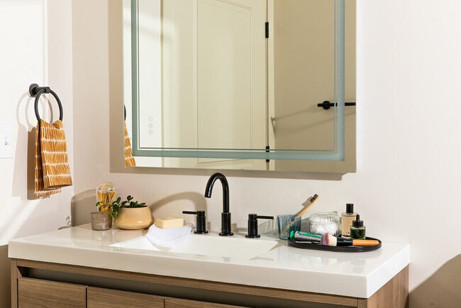 Building Photo - 723 Mt Vernon Ave