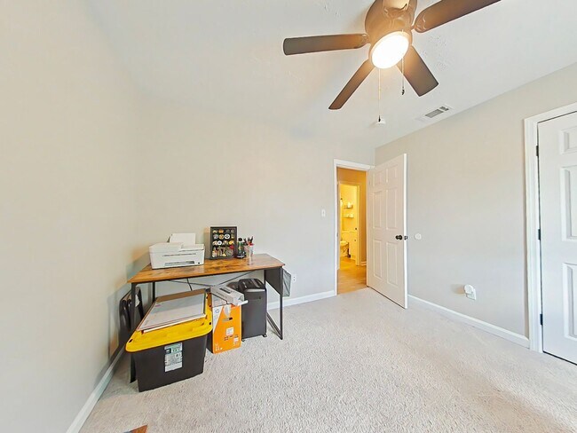 Building Photo - 4 Bedroom Brick Ranch in Woodlake!