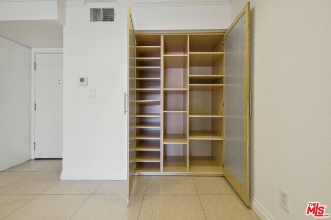 Building Photo - 5535 Canoga Ave