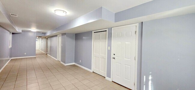 Building Photo - 2444 W Homer St