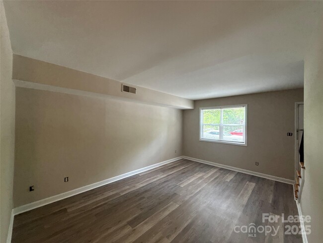 Building Photo - 1613 N Sharon Amity Rd