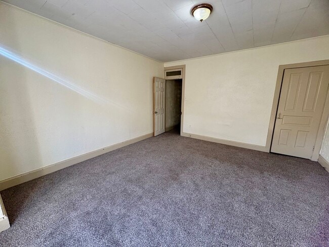 Building Photo - 3 Bedroom Single Family Home in Harrisburg!