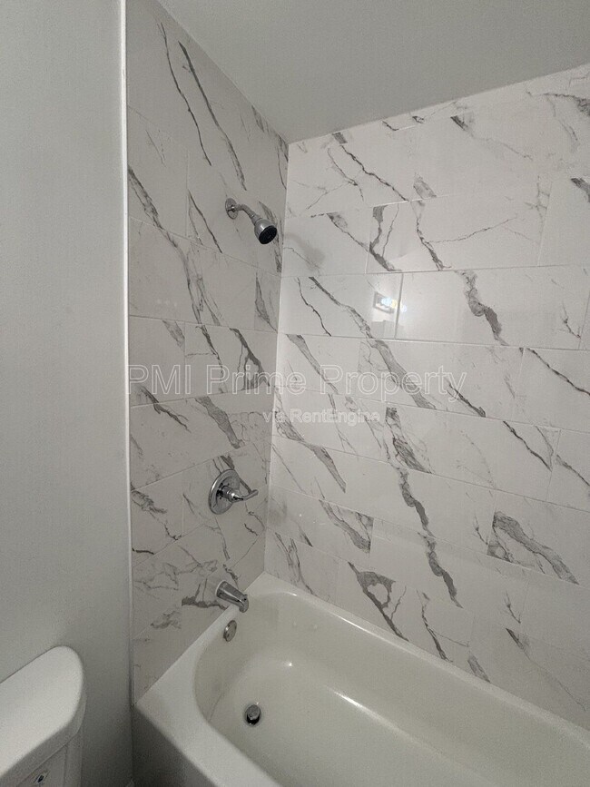 Building Photo - 887 Edwards Rd