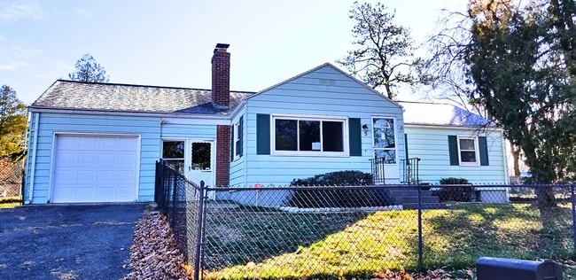 Building Photo - 4-Bedroom Ranch Available Summer 2026