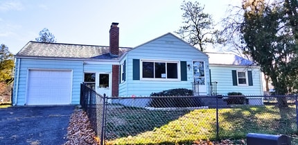 Building Photo - 4-Bedroom Ranch Next To Western New Englan...