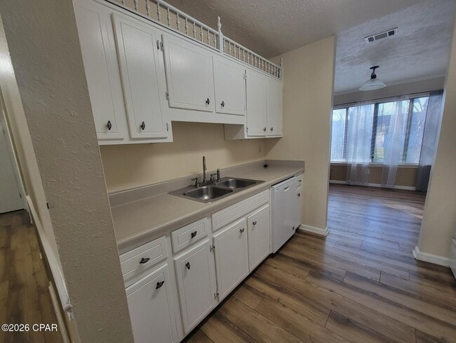 Building Photo - 3727 Greentree Pl