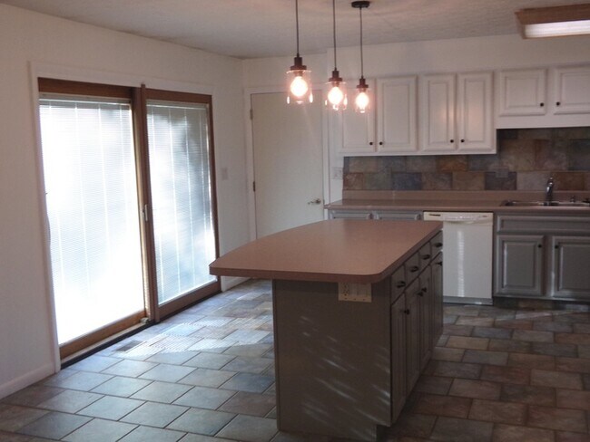 Building Photo - COMING SOON! 4 Bed 2.5 Bath Beavercreek Home!
