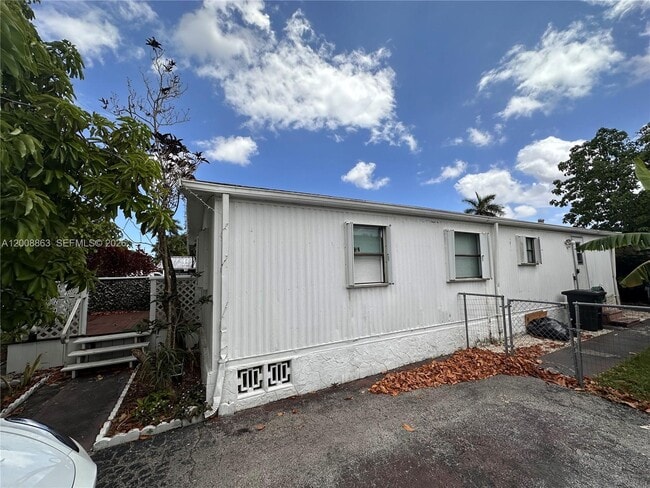 Building Photo - 3028 SW 50th St