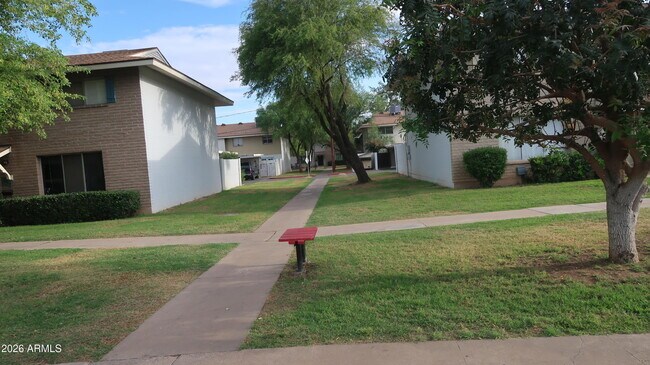 Building Photo - 1627 W Hazelwood St