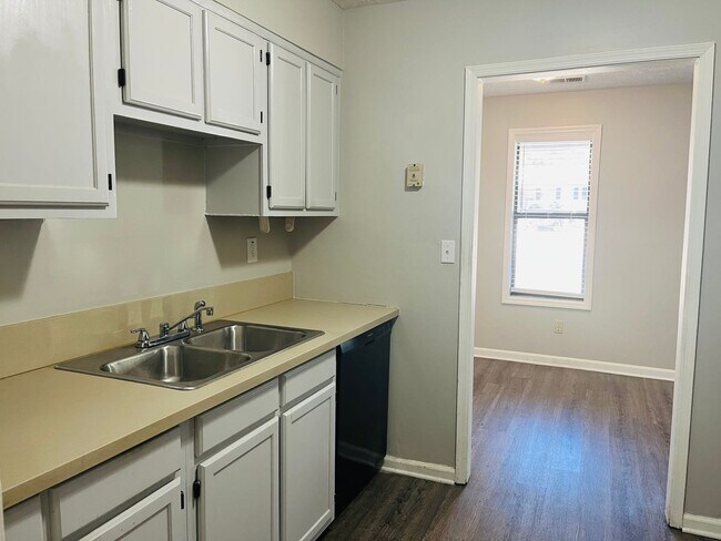 Building Photo - 120 Pine Terrace