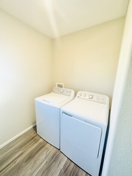 Building Photo - 870 Golden Peak Dr