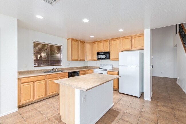 Building Photo - 4-Bed, 3-Bath Home with Versatile Layout a...