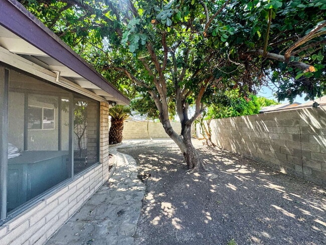 Building Photo - "Charming 3-Bed Oasis with 2 Baths and 170...