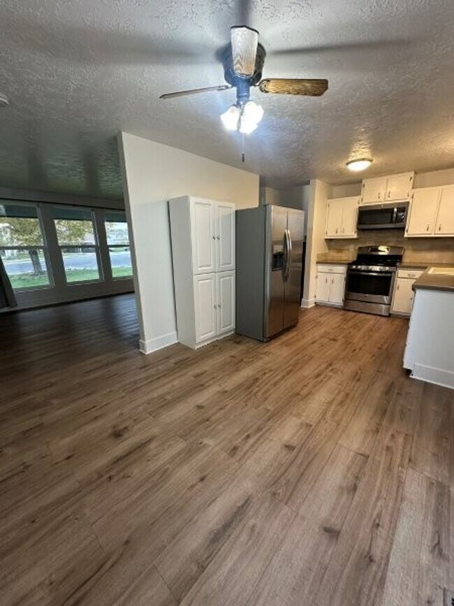 Building Photo - Fall Special – 3 Weeks FREE Rent on 4 Bed,...