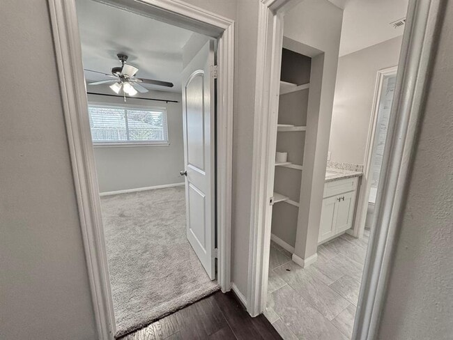 Building Photo - 5518 Viking Dr