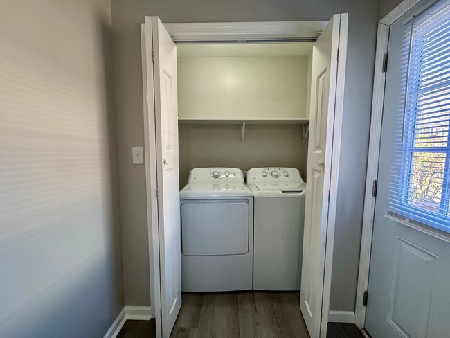 Building Photo - Recently Renovated 2 Bedroom 2 Bathroom Ho...