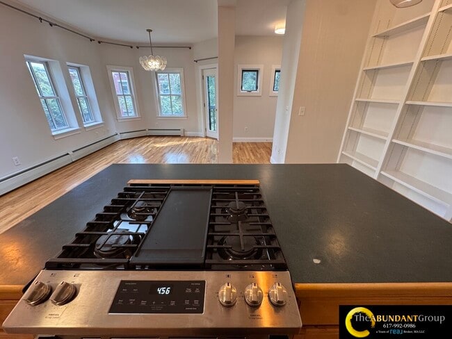 Building Photo - 275-277 River St