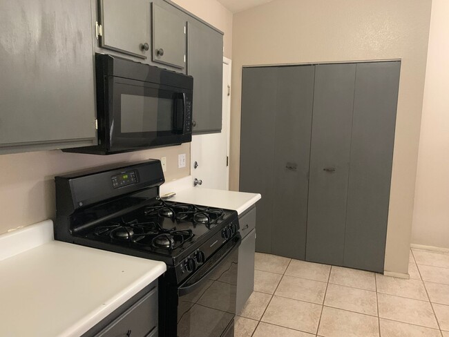 Building Photo - 3 Bedroom/2 Bathroom home has spacious lan...