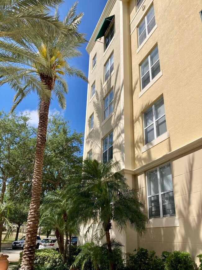 Building Photo - 630 S Sapodilla Ave