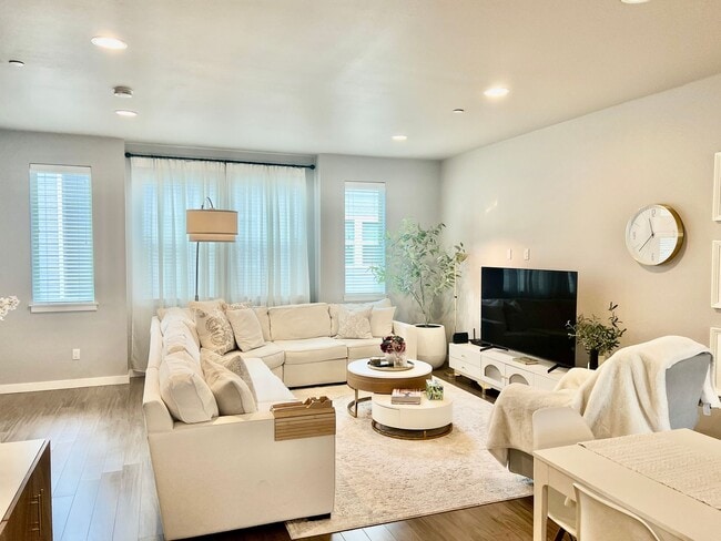 Building Photo - 3Bd/2.5Ba Lynnwood Townhouse