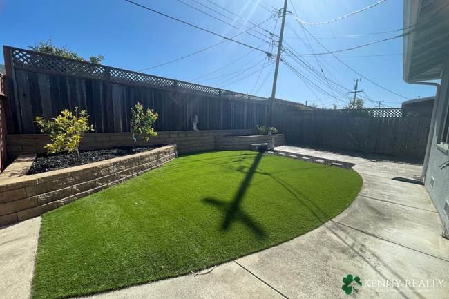 Building Photo - Fully Remodeled 3 Bedroom Home in Sunshine...