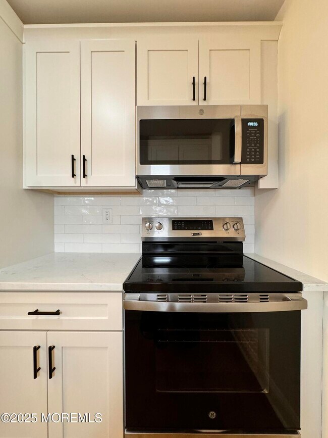 Building Photo - 878 Balmoral Ct